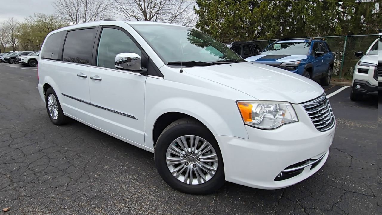 Used 2014 Chrysler Town & Country Limited w/ Luxury Group FWD image 2