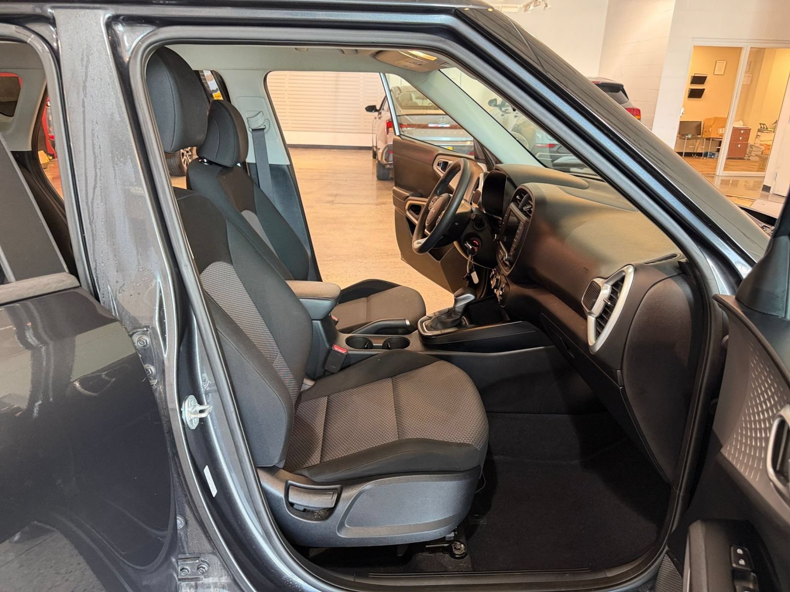 Used 2025 Kia Soul LX w/ LX Technology Package FWD image 34