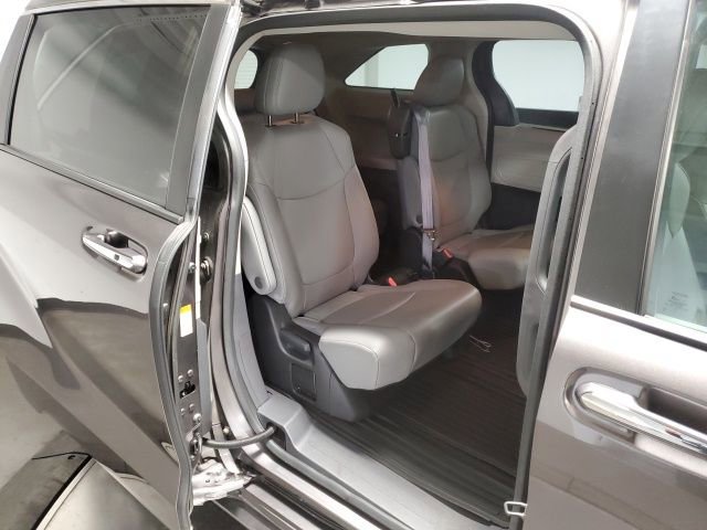 Used 2022 Toyota Sienna XLE image 22