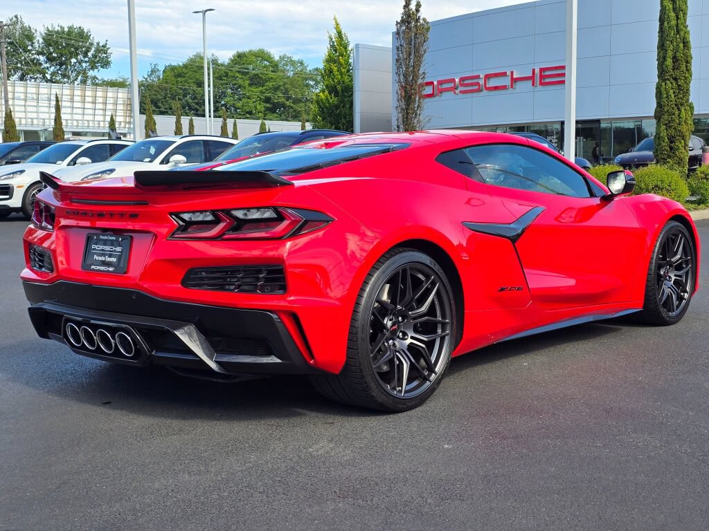 Used 2024 Chevrolet Corvette Z06 RWD image 5