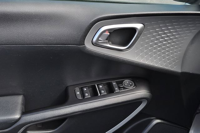 Used 2023 Kia Soul LX w/ LX Technology Package image 12
