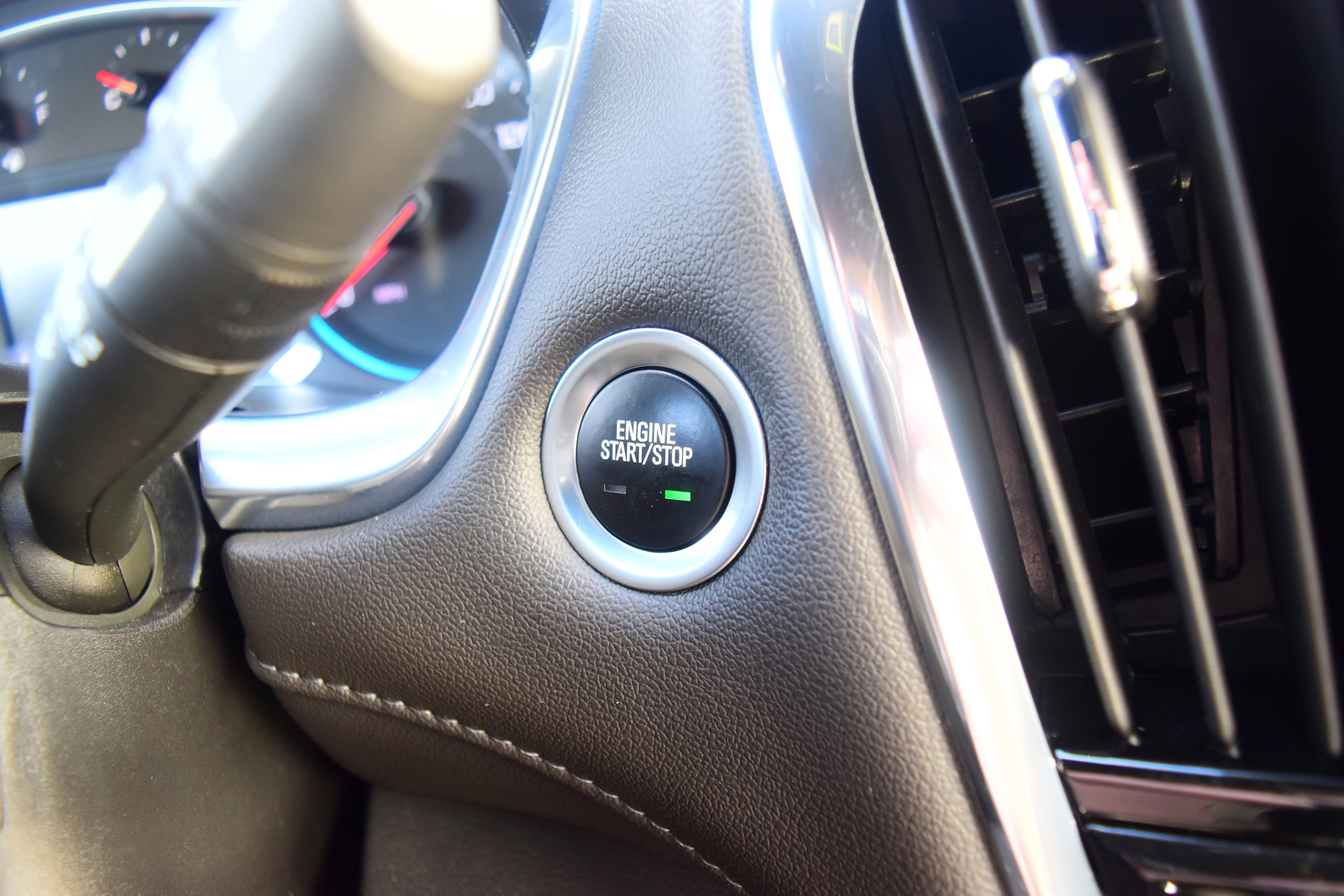 Used 2023 Chevrolet Traverse LT w/ Rear Camera Mirror Package image 17