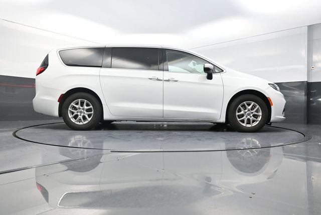 Used 2023 Chrysler Pacifica Touring-L image 32