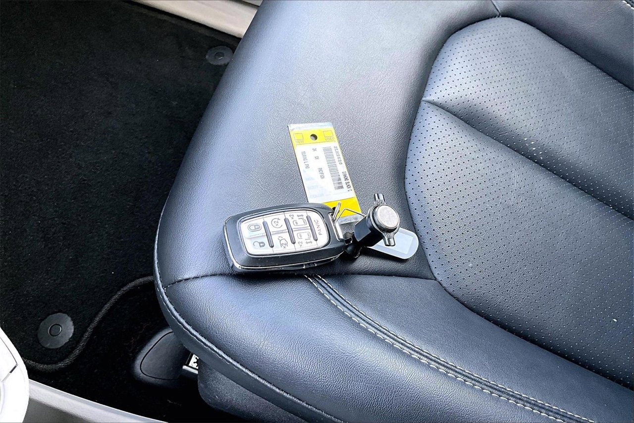 Certified 2024 Chrysler Pacifica Touring-L image 32