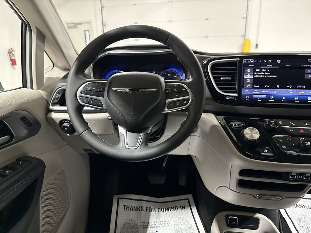 Used 2024 Chrysler Pacifica Touring-L image 11