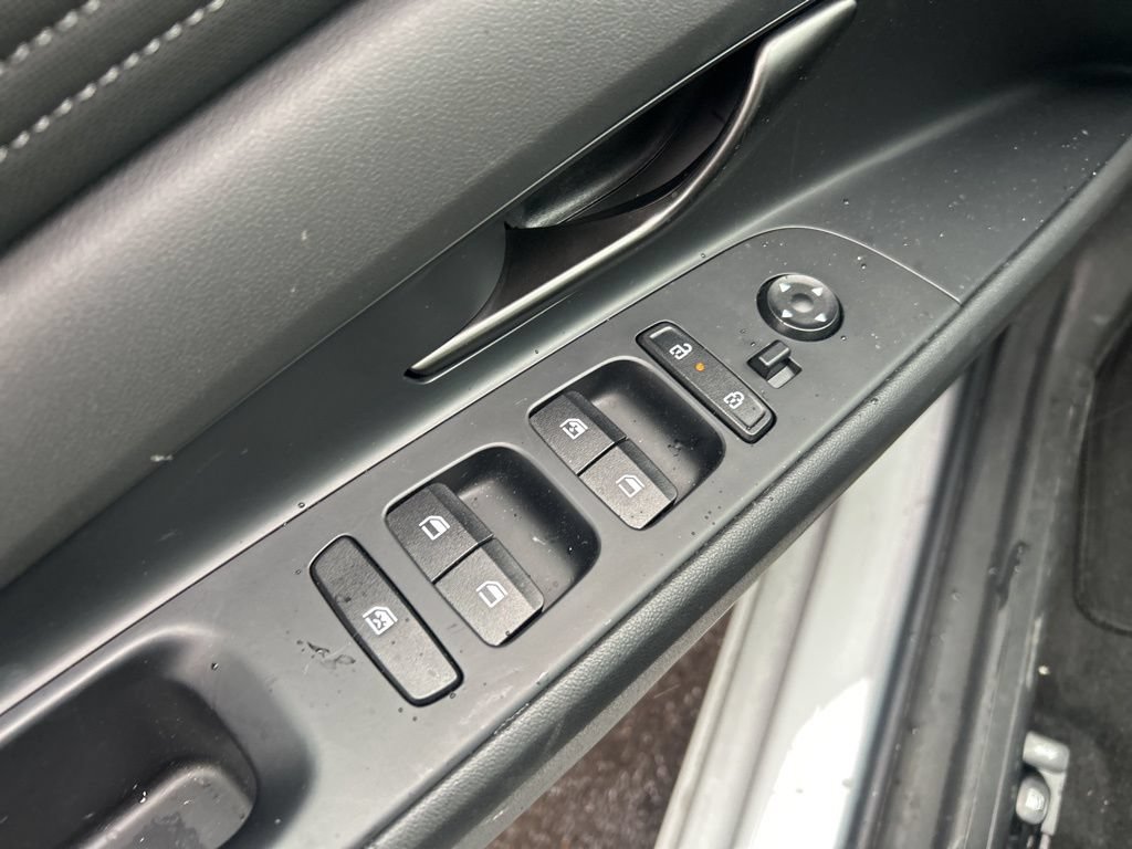 Used 2025 Hyundai Elantra SEL FWD image 8