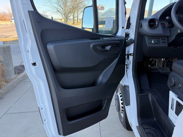 Used 2024 Mercedes-Benz Sprinter 4500 image 9