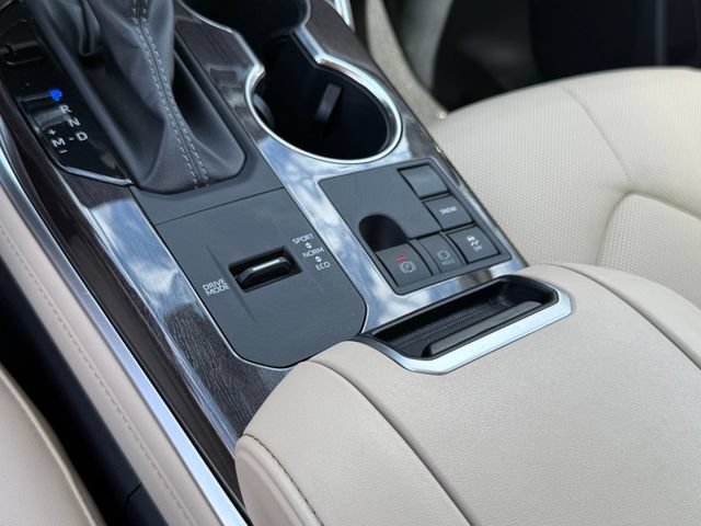 Used 2025 Toyota Highlander Limited FWD image 23