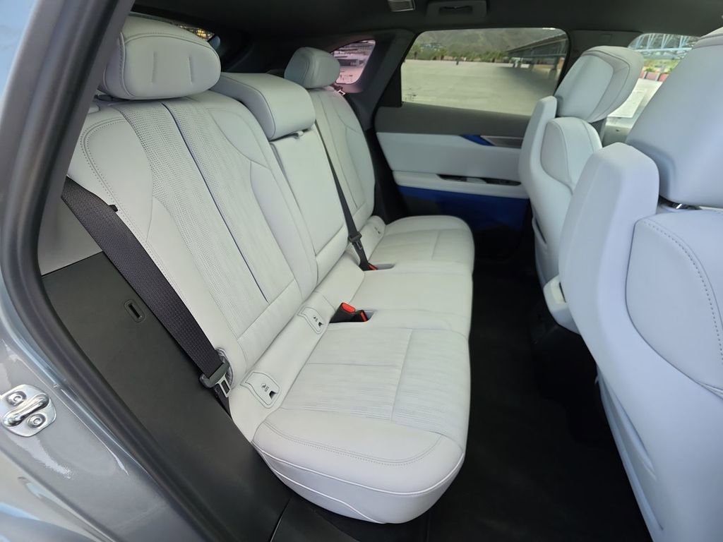 Used 2025 Cadillac Optiq Luxury 2 image 28