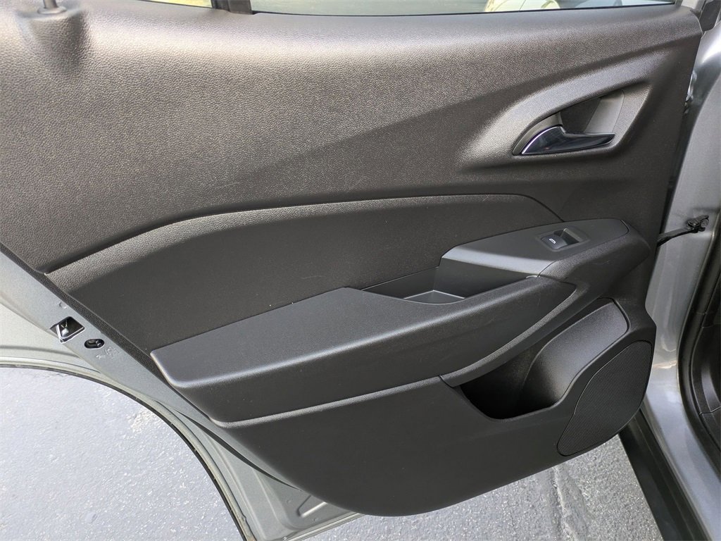 Used 2025 Chevrolet Trax LT w/ LT Convenience Package image 26