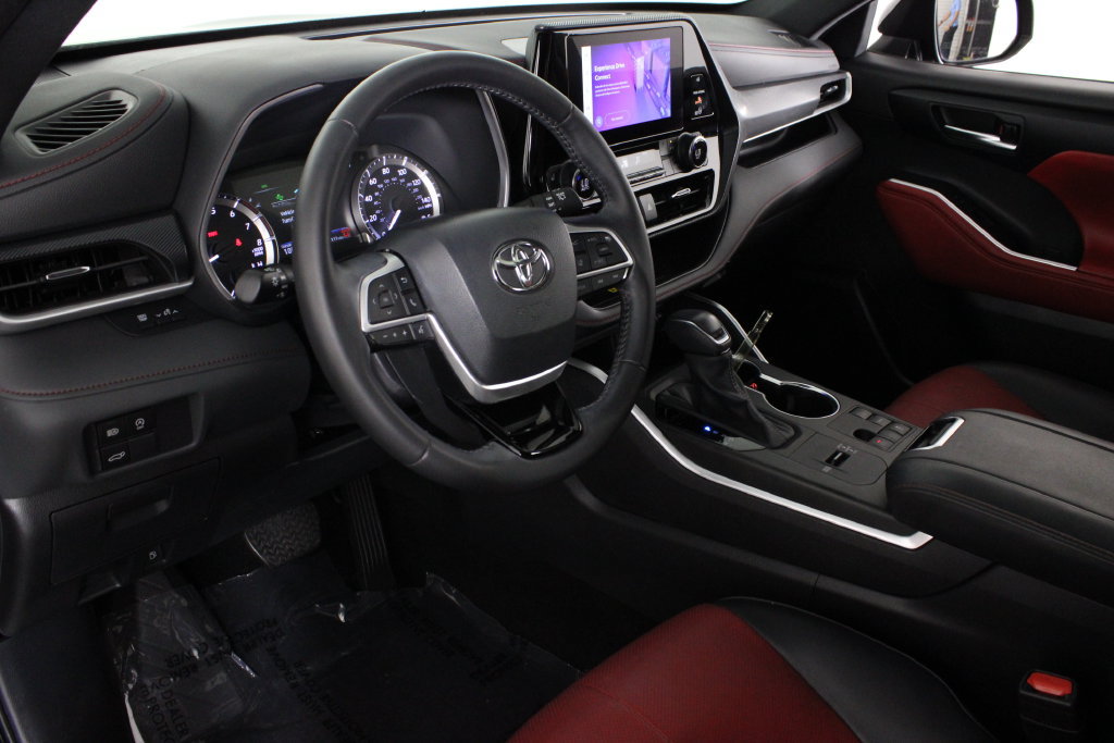 Used 2024 Toyota Highlander XSE FWD image 19