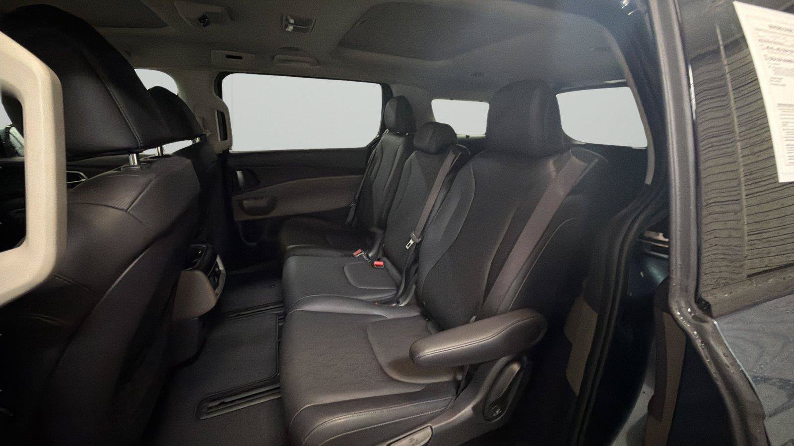 Used 2025 Kia Carnival SX FWD image 11