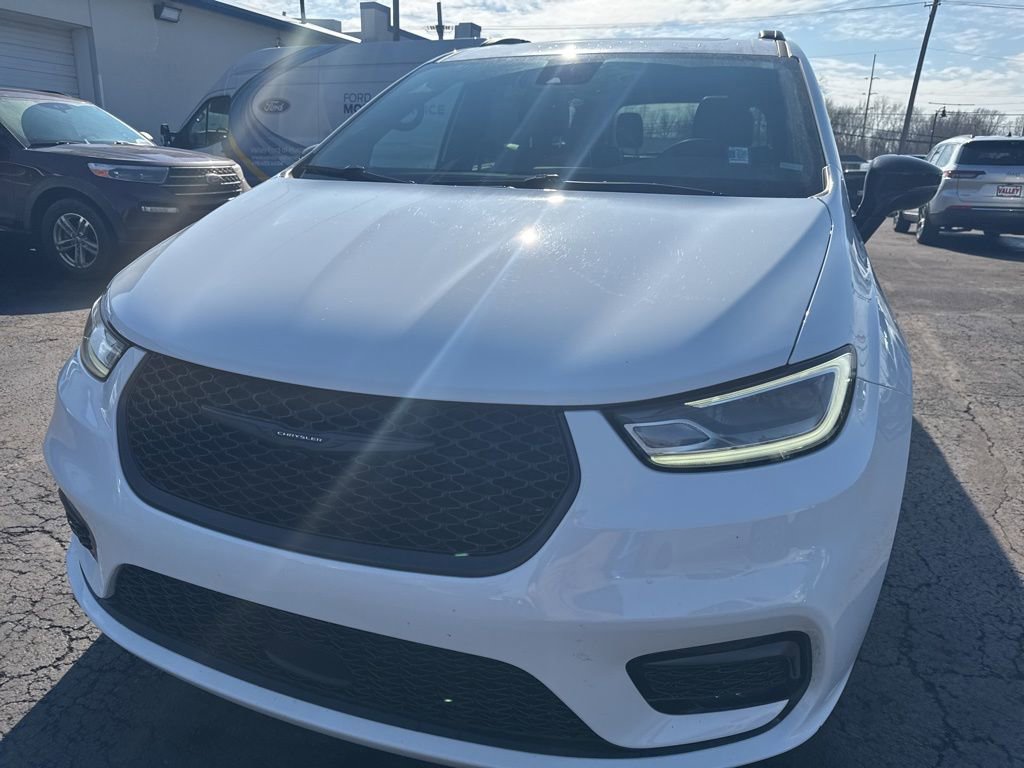 Used 2025 Chrysler Pacifica Limited image 52
