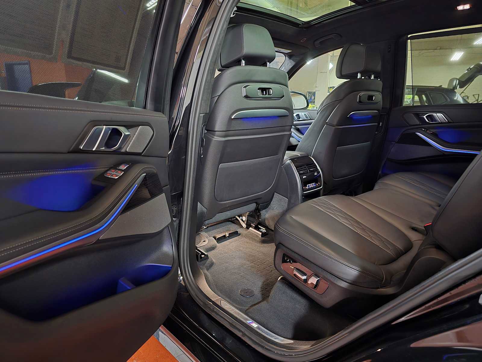 Used 2023 BMW X7 M60i w/ Climate Comfort Package image 22