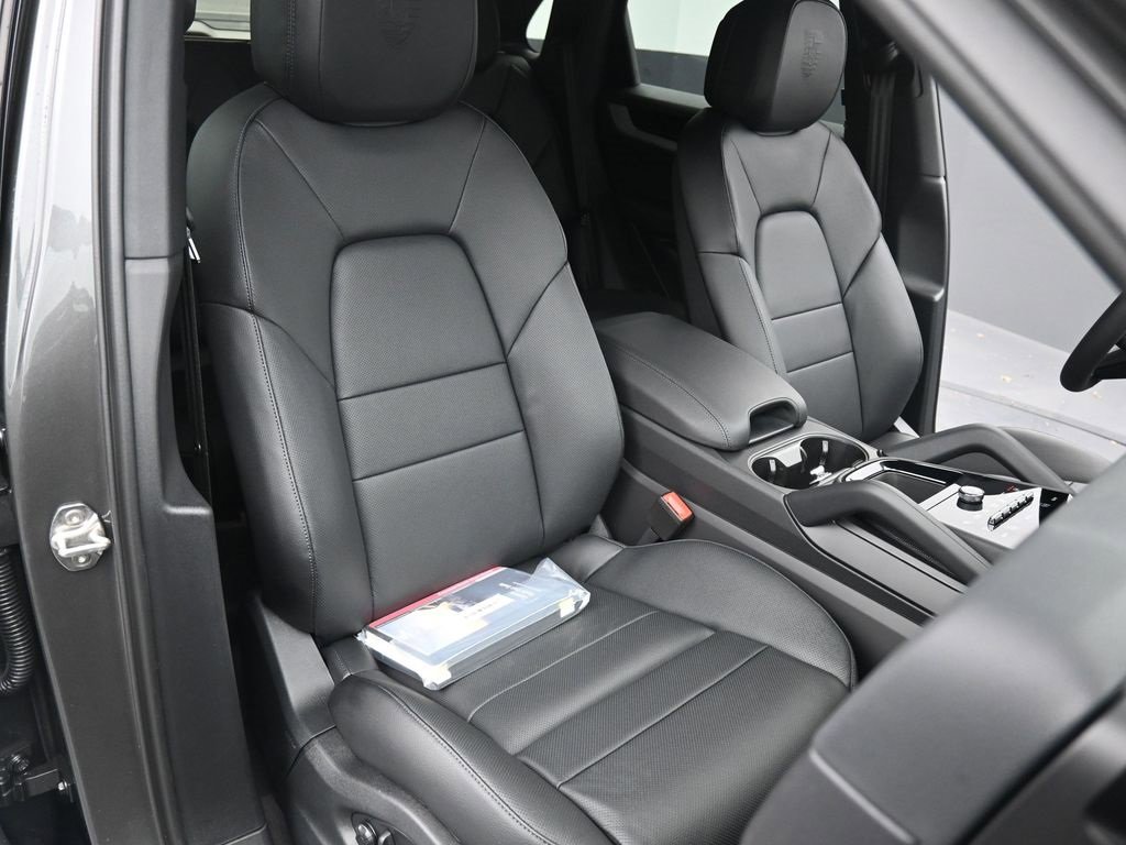 Certified 2025 Porsche Cayenne image 17