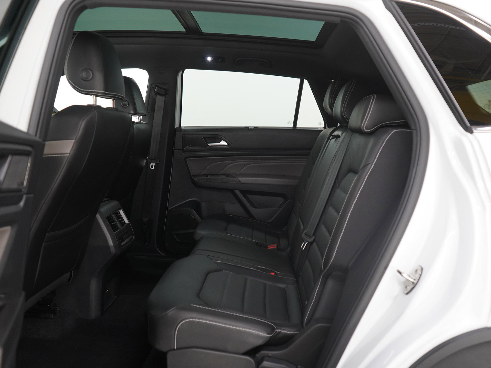 Used 2023 Volkswagen Atlas Cross Sport SEL Premium R-Line image 17