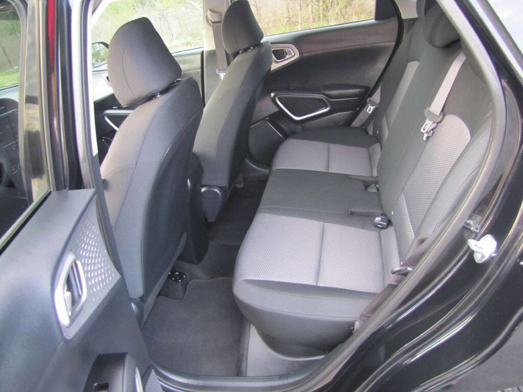 Used 2024 Kia Soul LX w/ Option Group 015 FWD image 17