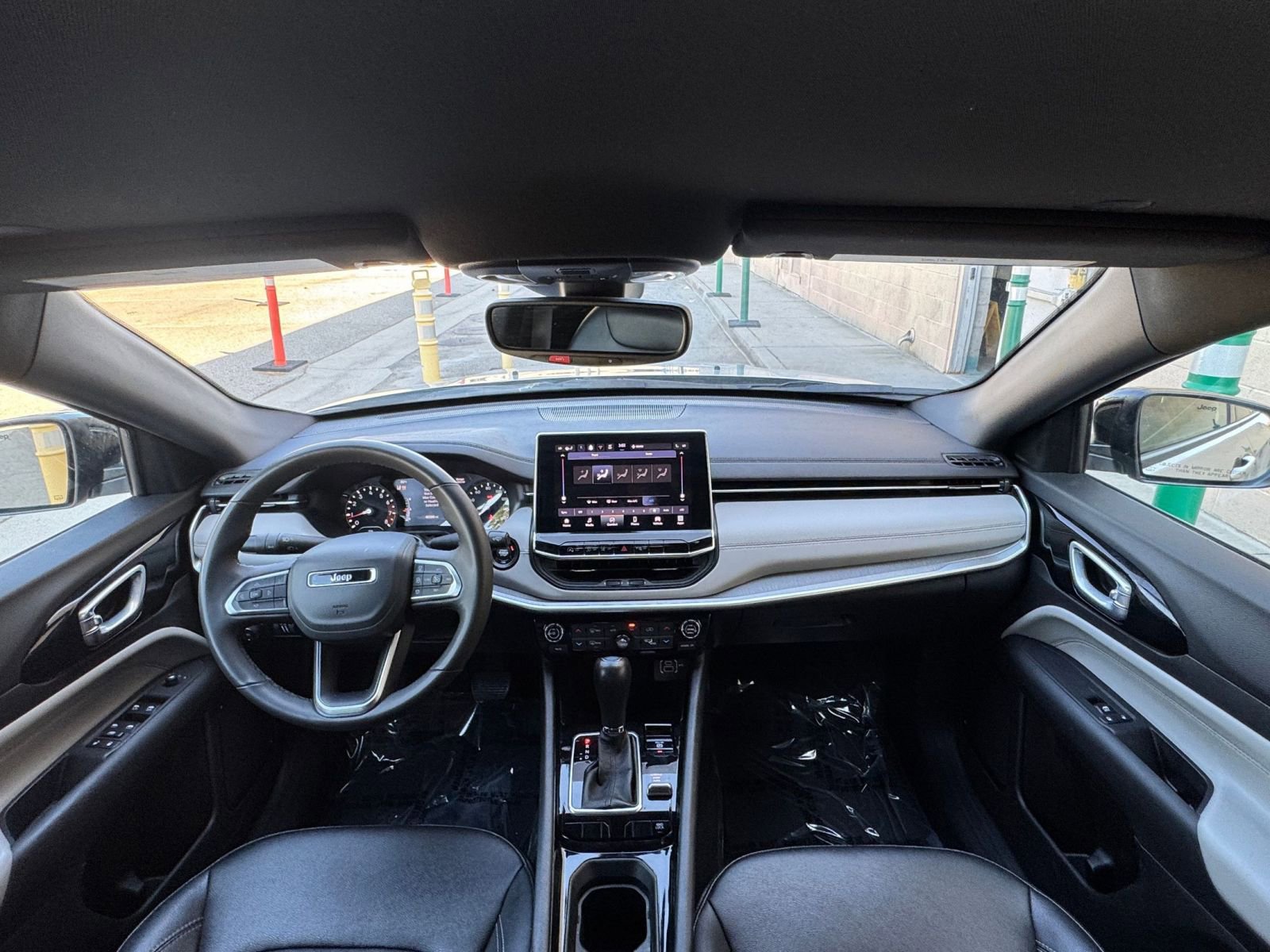 Used 2025 Jeep Compass Limited image 34