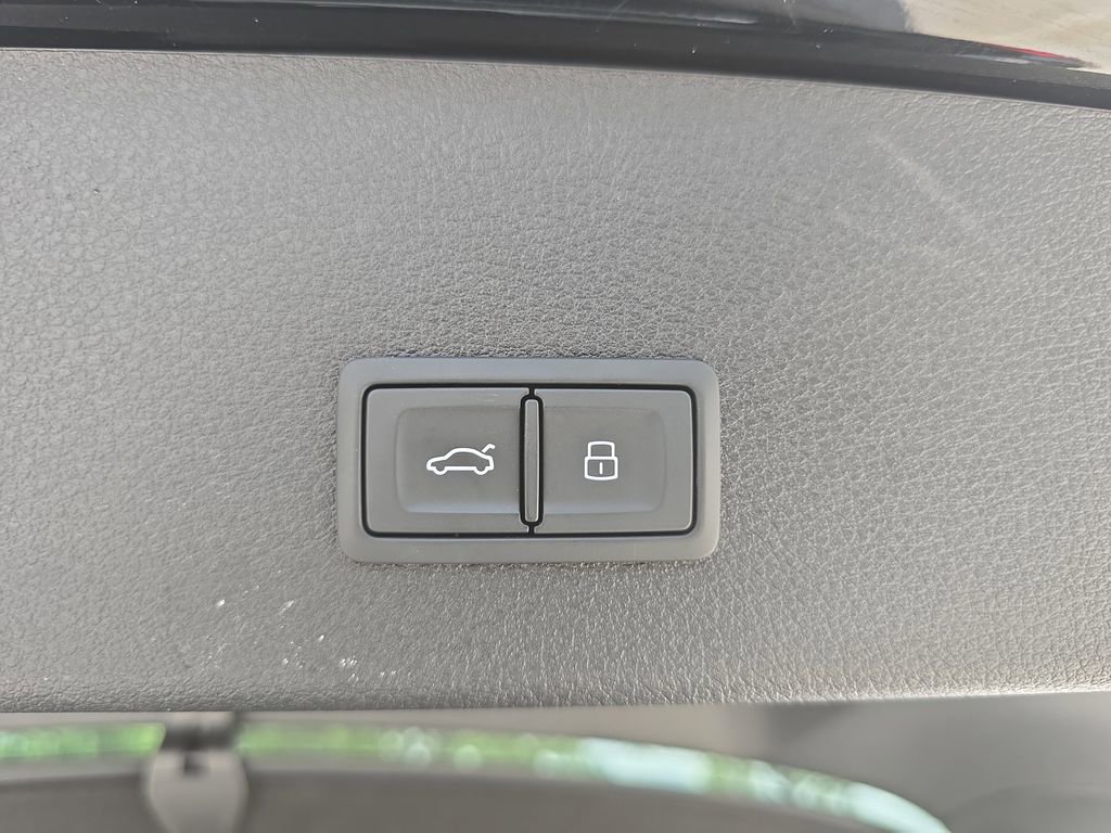 Used 2023 Audi e-tron Prestige w/ Prestige Package image 29