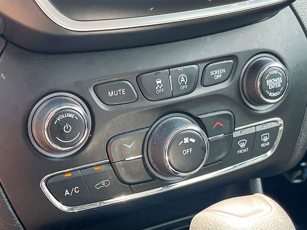 Used 2021 Jeep Cherokee Latitude FWD image 16