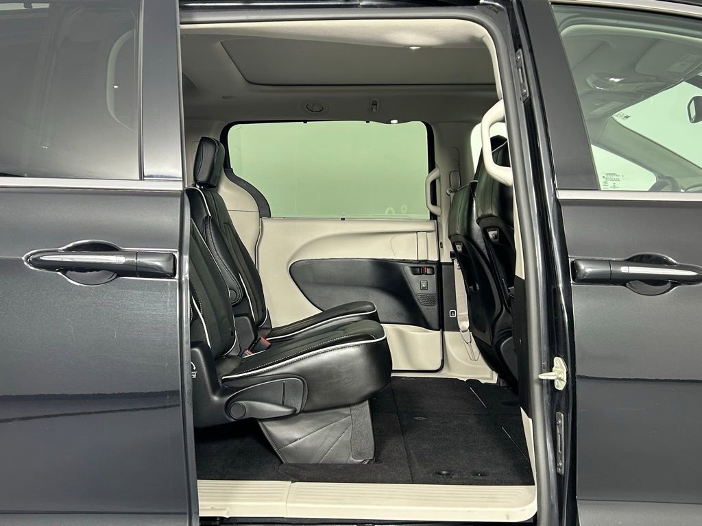 Used 2023 Chrysler Pacifica Limited image 12