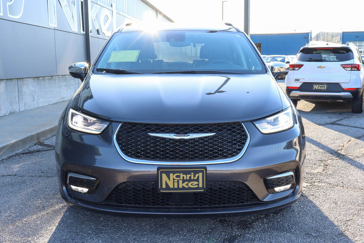 Used 2023 Chrysler Pacifica Limited FWD image 2