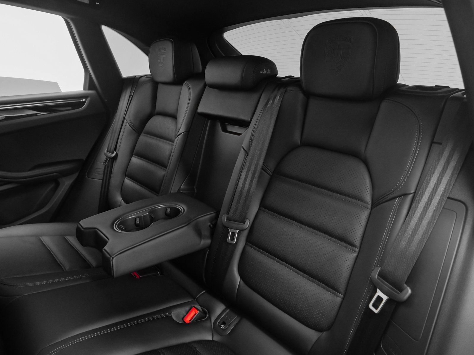 Certified 2025 Porsche Macan AWD/4WD image 38