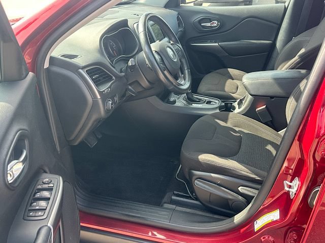 Used 2019 Jeep Cherokee Latitude w/ Cold Weather Group AWD/4WD image 14