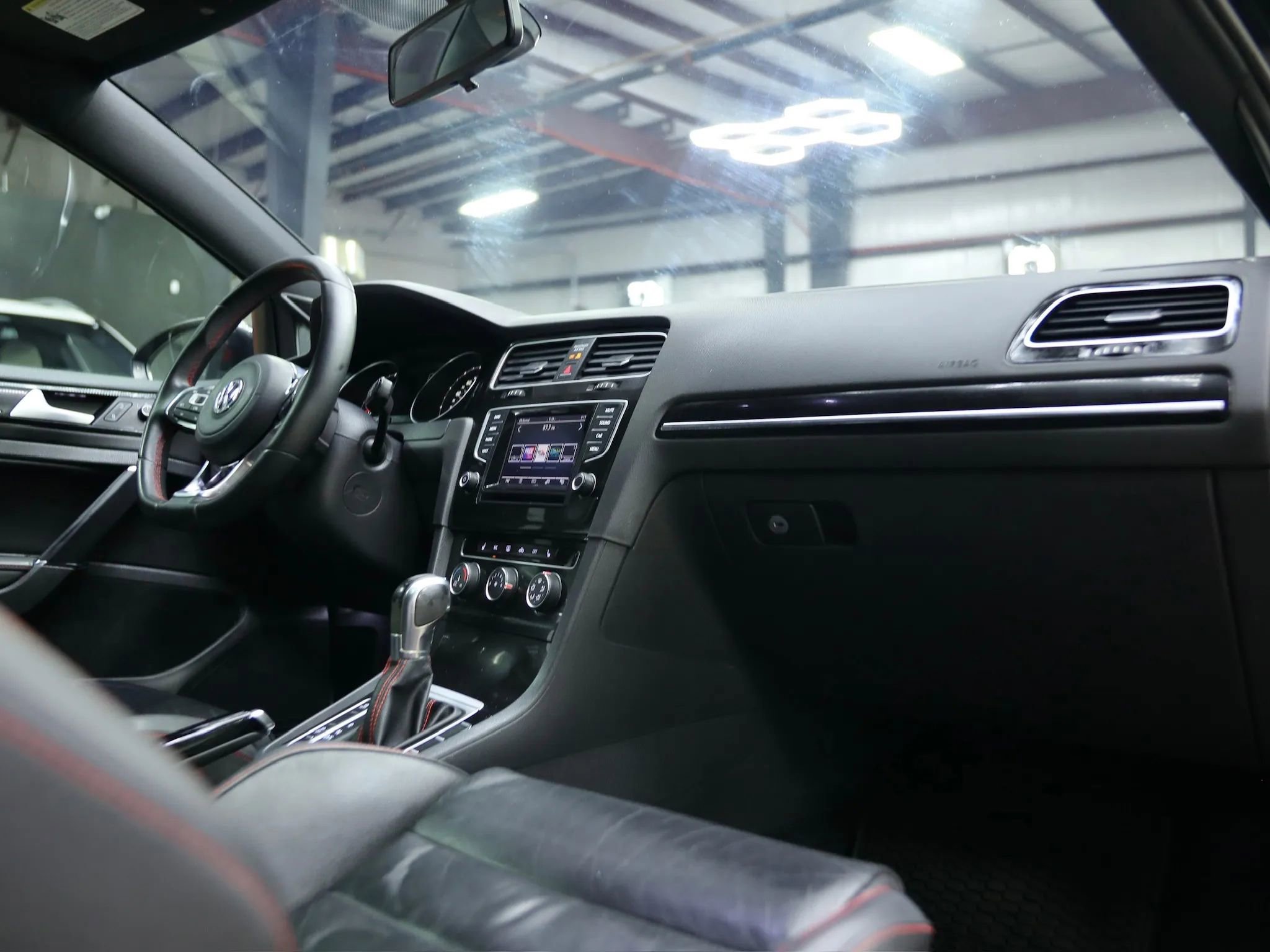 Used 2015 Volkswagen GTI SE image 24