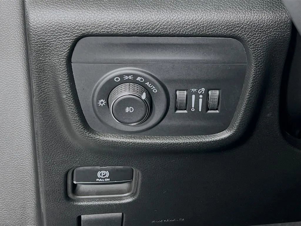 Used 2025 Jeep Grand Cherokee L Limited w/ Black Appearance Package image 11