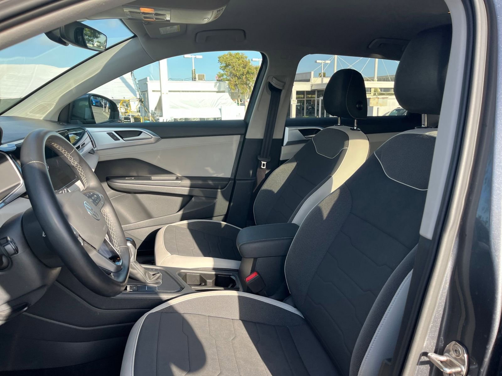 Used 2025 Volkswagen Taos SE image 28