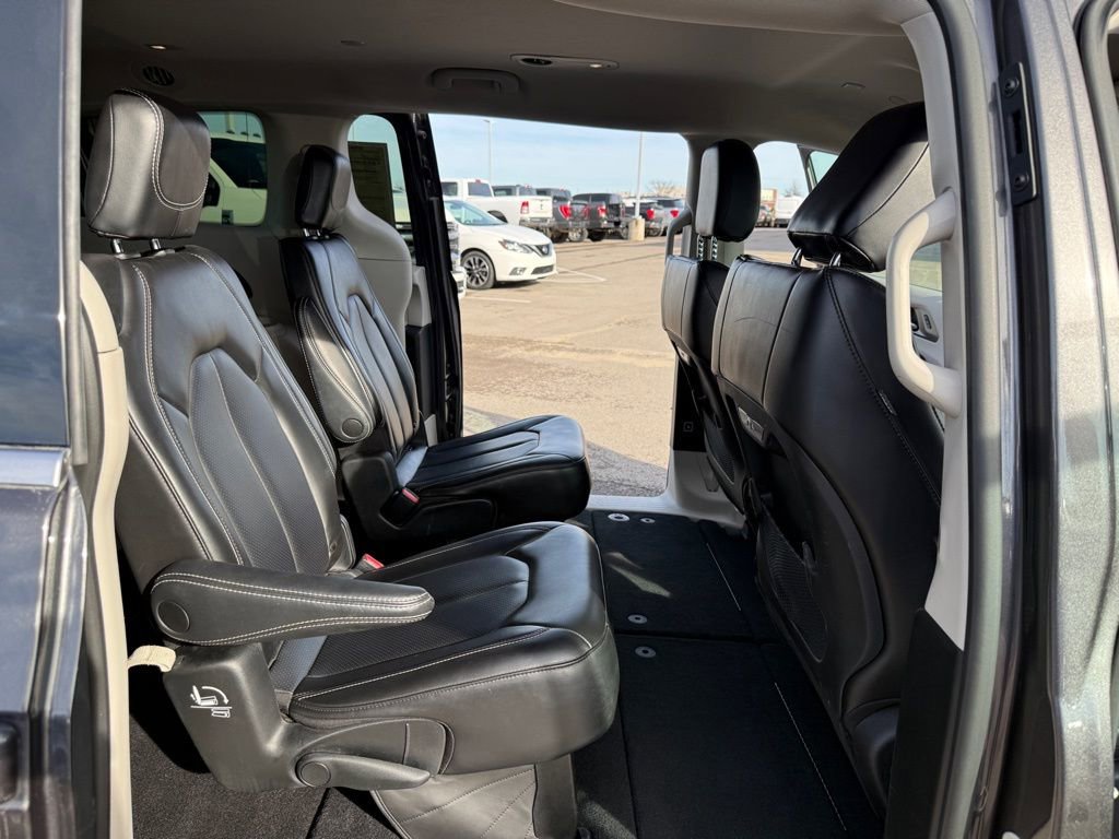 Used 2023 Chrysler Pacifica Touring-L image 17