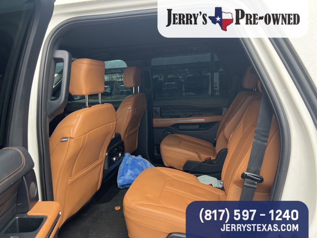 Used 2024 Ford Expedition Platinum image 11