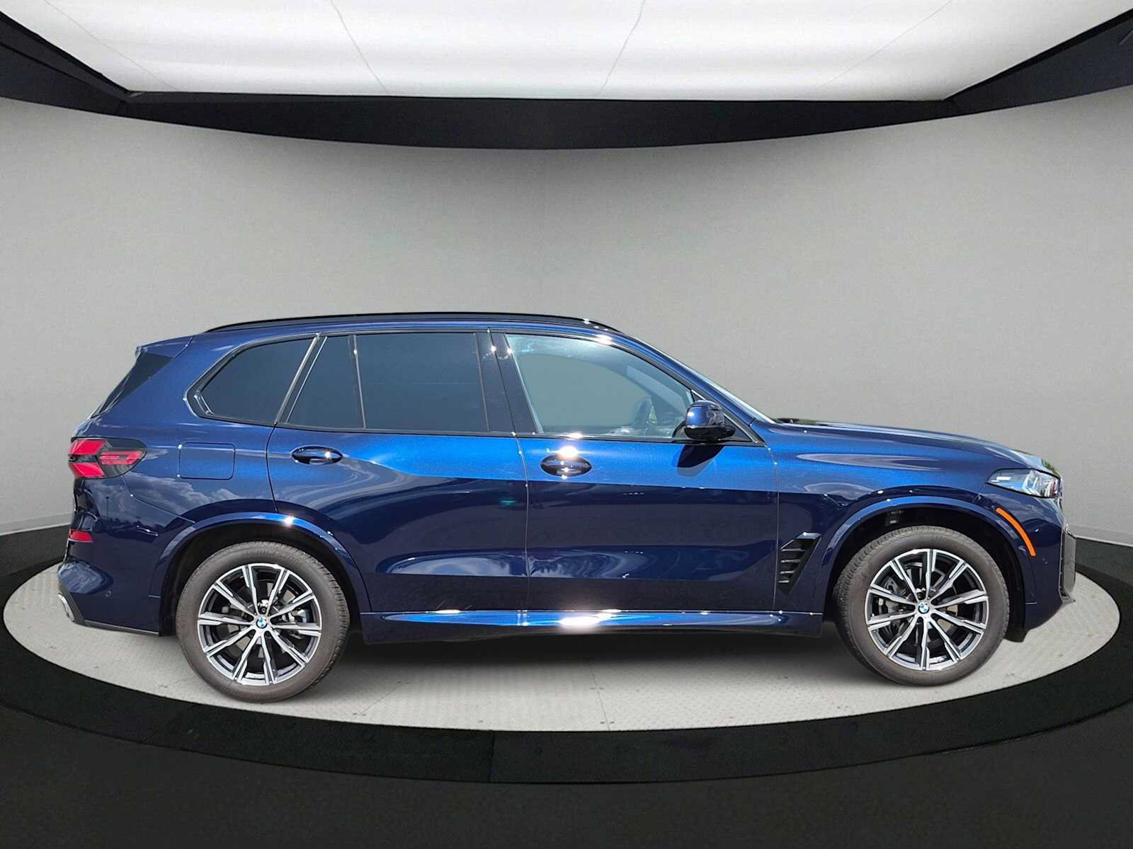 Used 2026 BMW X5 xDrive40i w/ M Sport Package AWD/4WD image 9