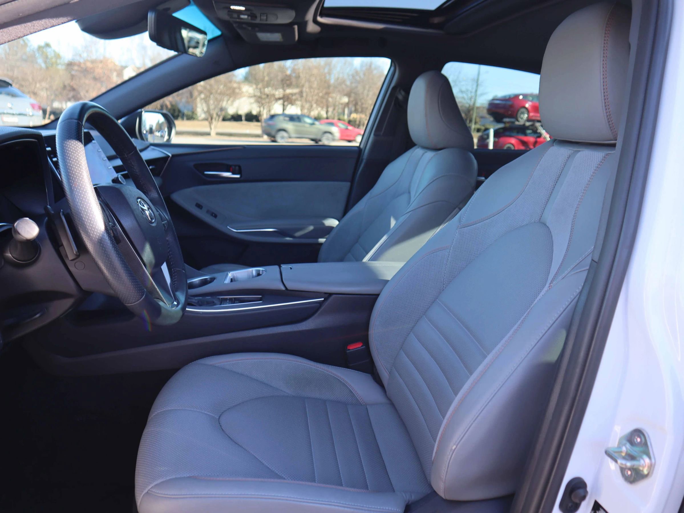 Used 2019 Toyota Avalon XSE image 2