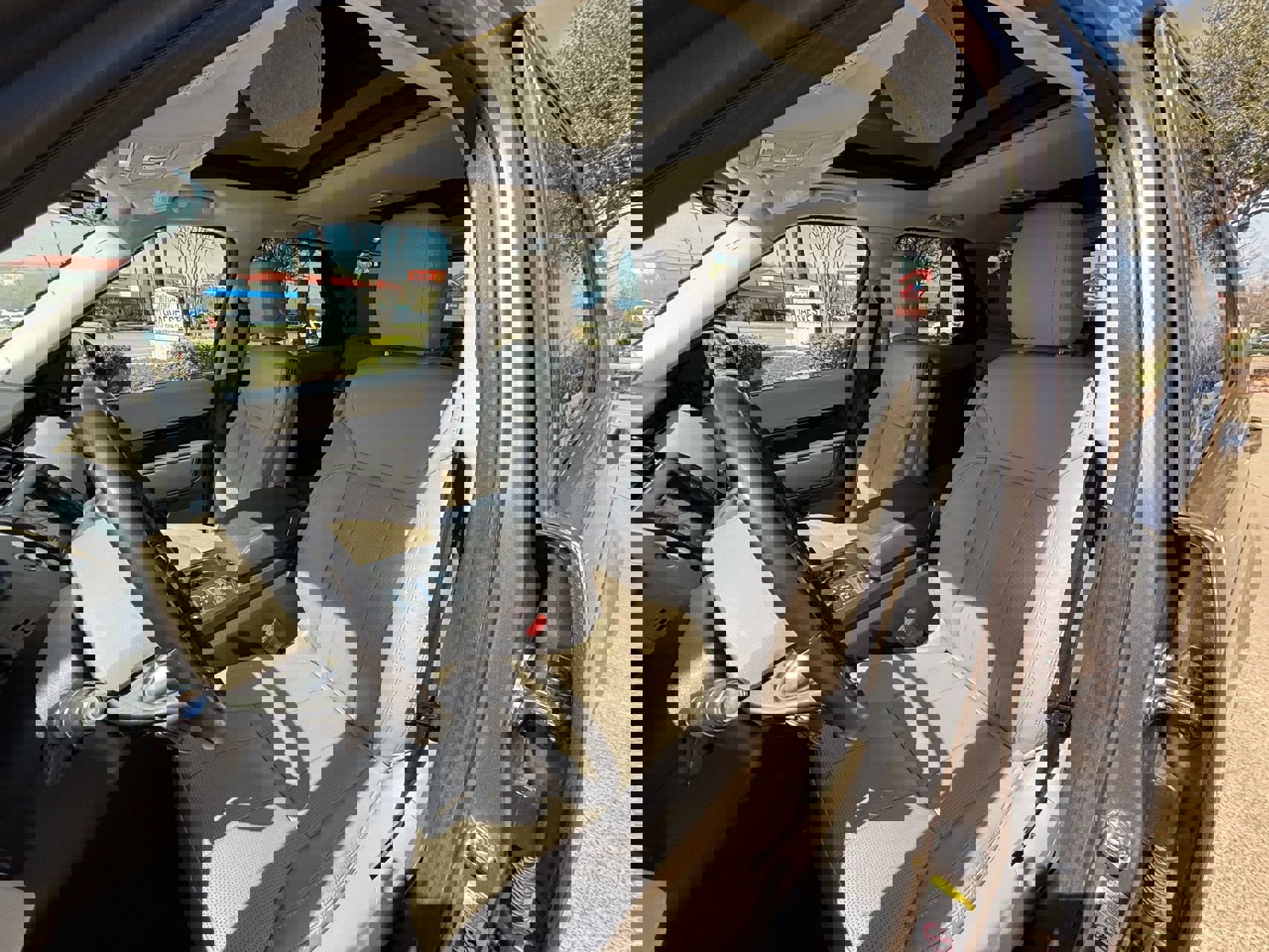 Used 2017 Land Rover Discovery SE image 15