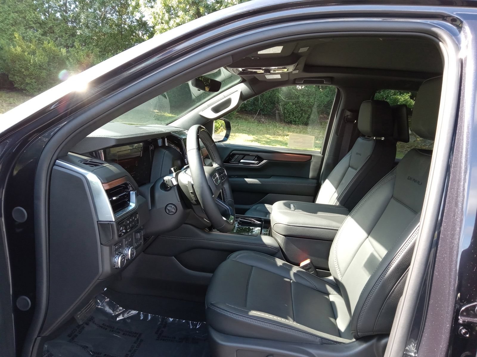 Used 2026 GMC Yukon Denali w/ Advanced Technology Package AWD/4WD image 10