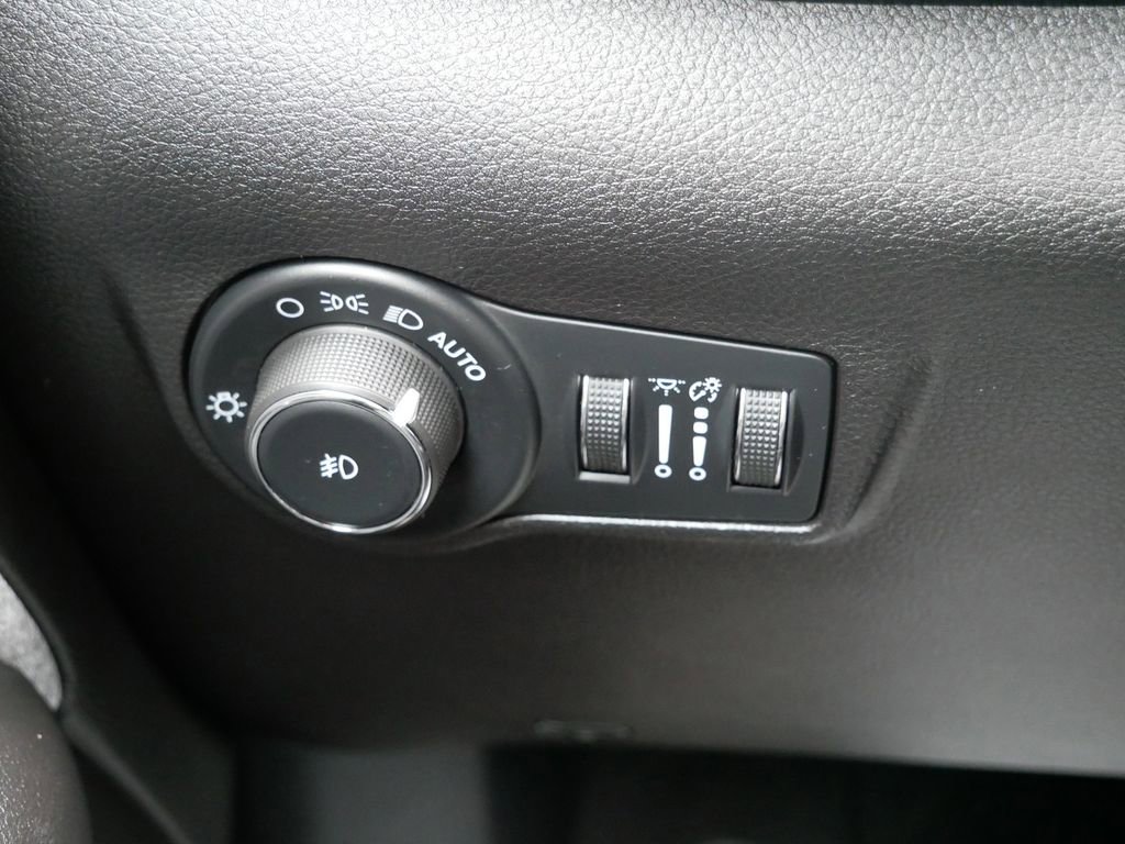 Used 2025 Jeep Compass Latitude AWD/4WD image 28