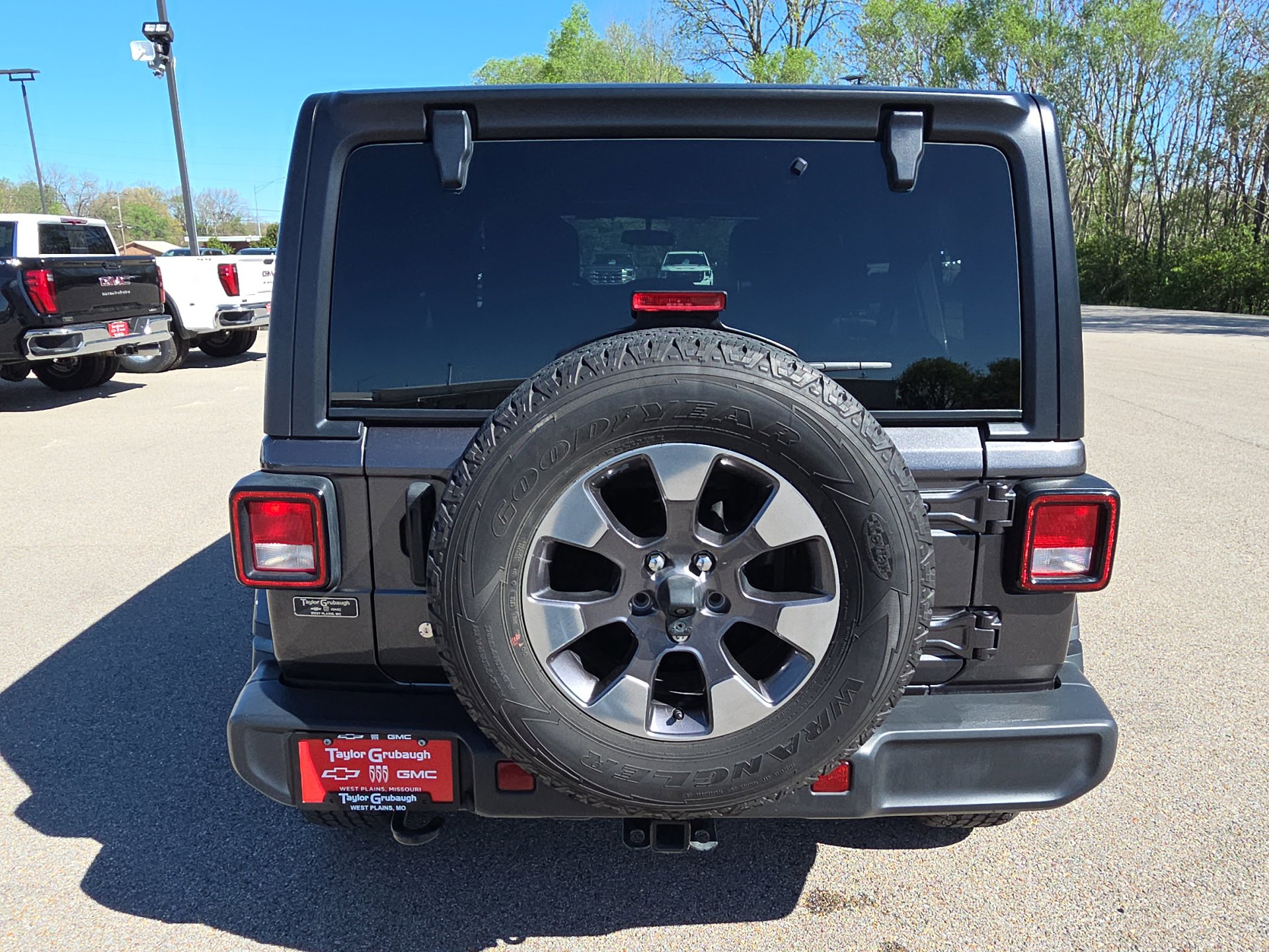 Used 2018 Jeep Wrangler Unlimited Sahara w/ Cold Weather Group image 7