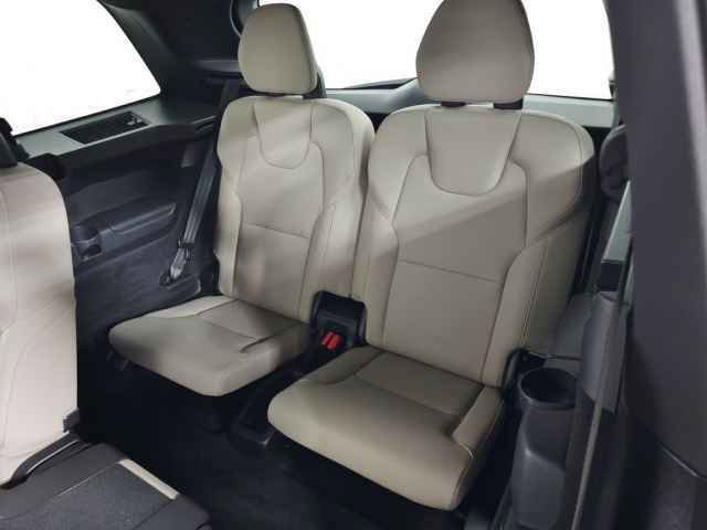 Used 2025 Volvo XC90 B5 Plus image 40