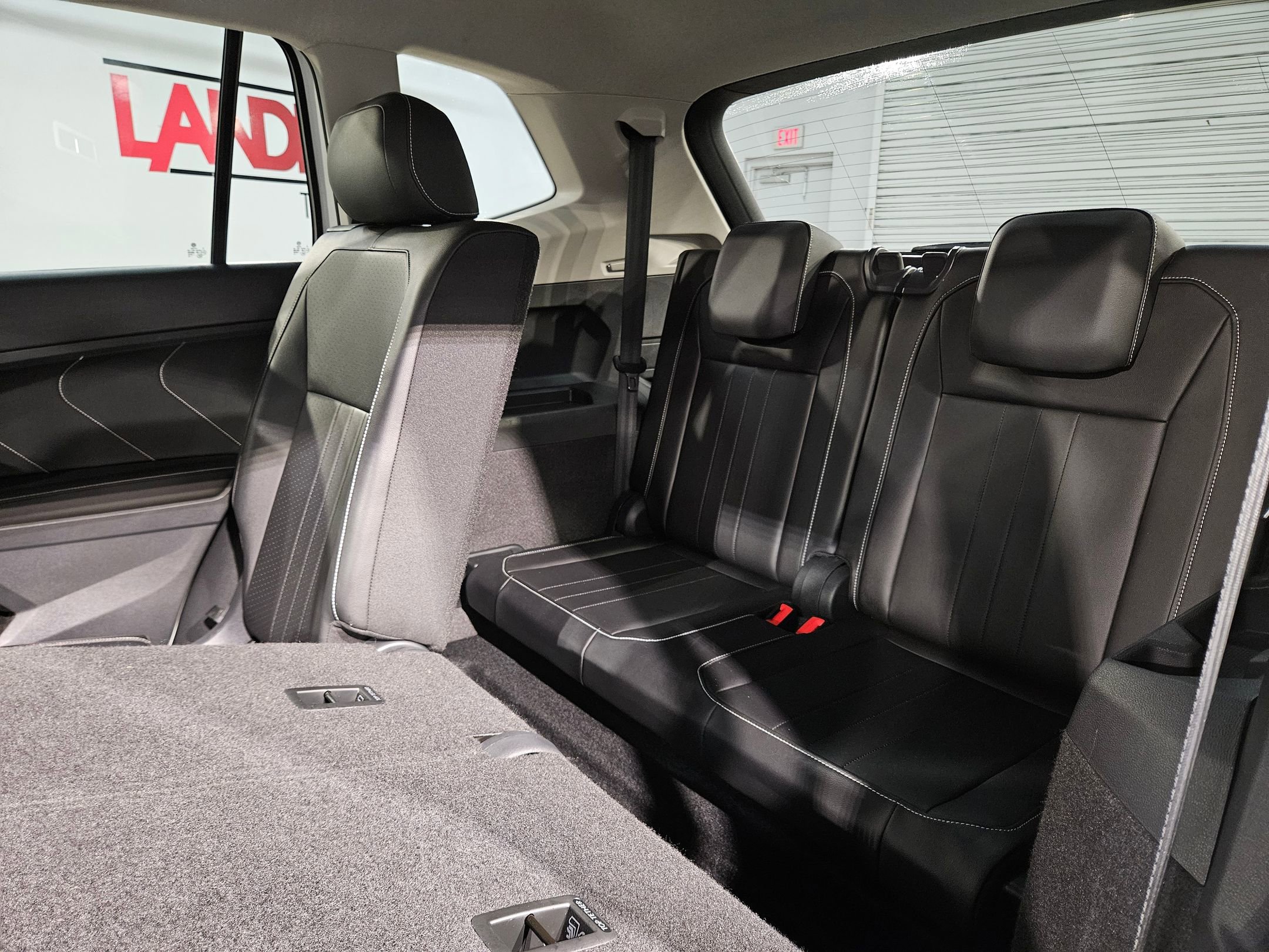 Used 2024 Volkswagen Tiguan SE image 37