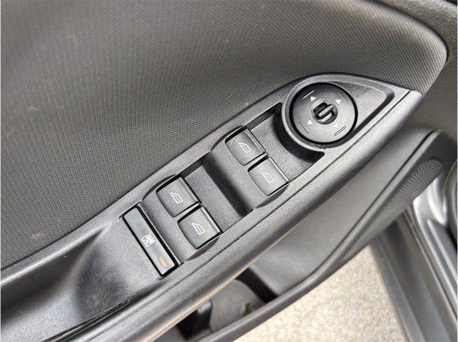 Used 2017 Ford Focus SE FWD image 16
