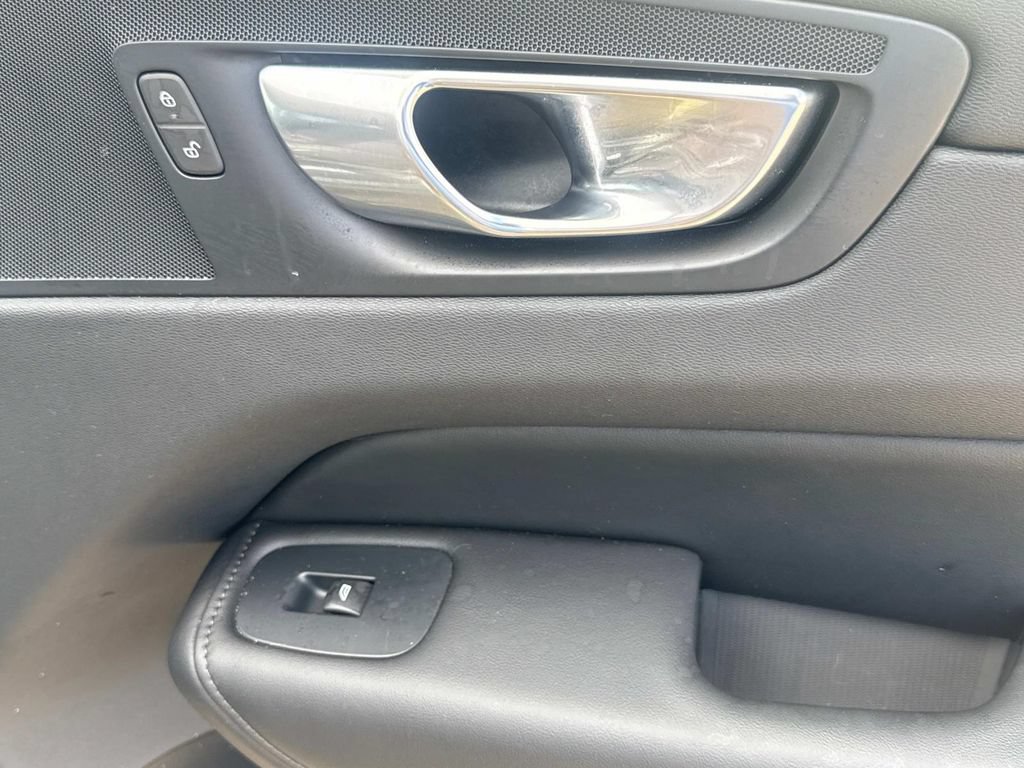 Certified 2025 Volvo XC60 B5 Plus AWD/4WD image 21