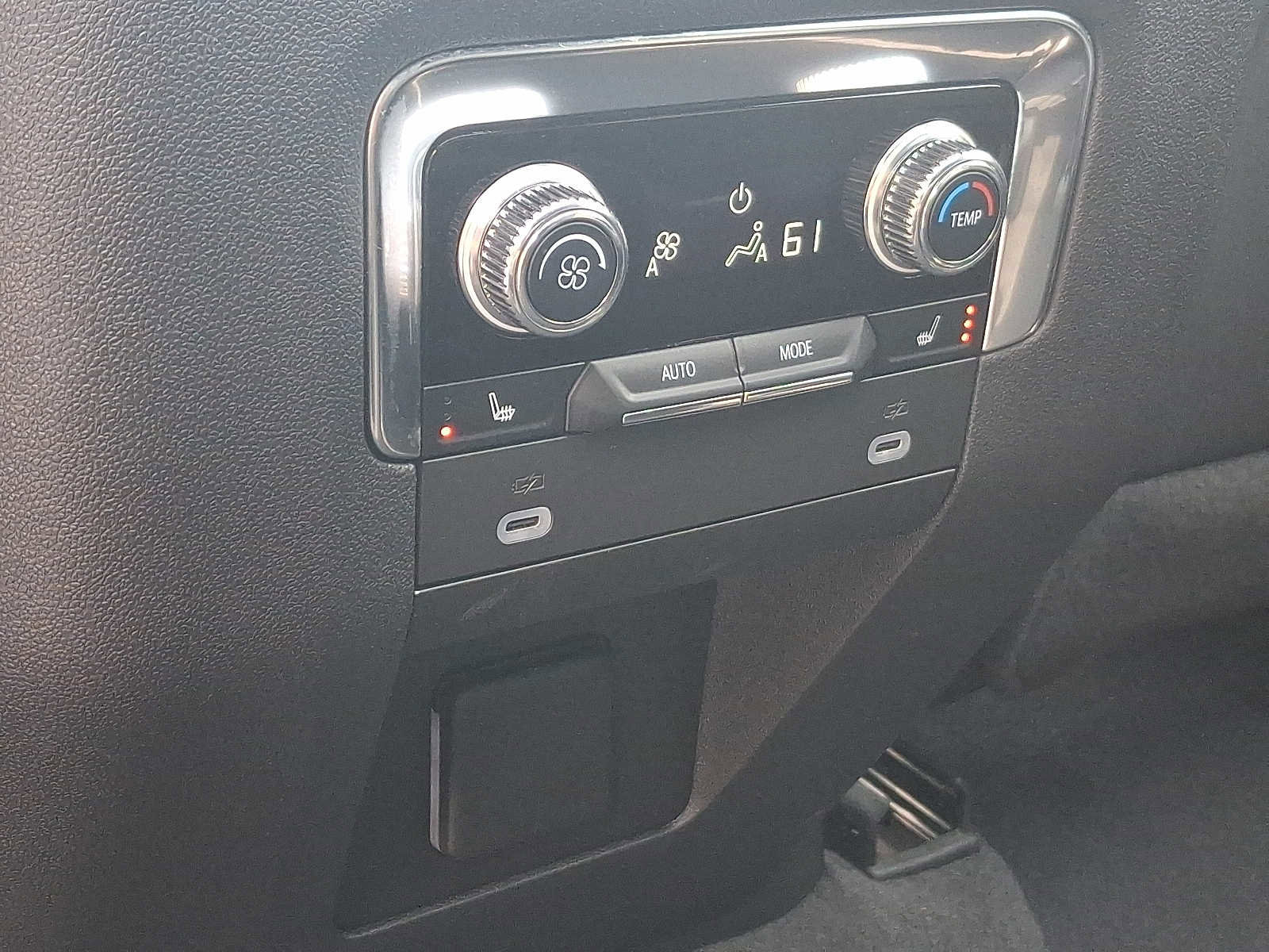 Used 2022 GMC Yukon SLT w/ SLT Premium Package image 13