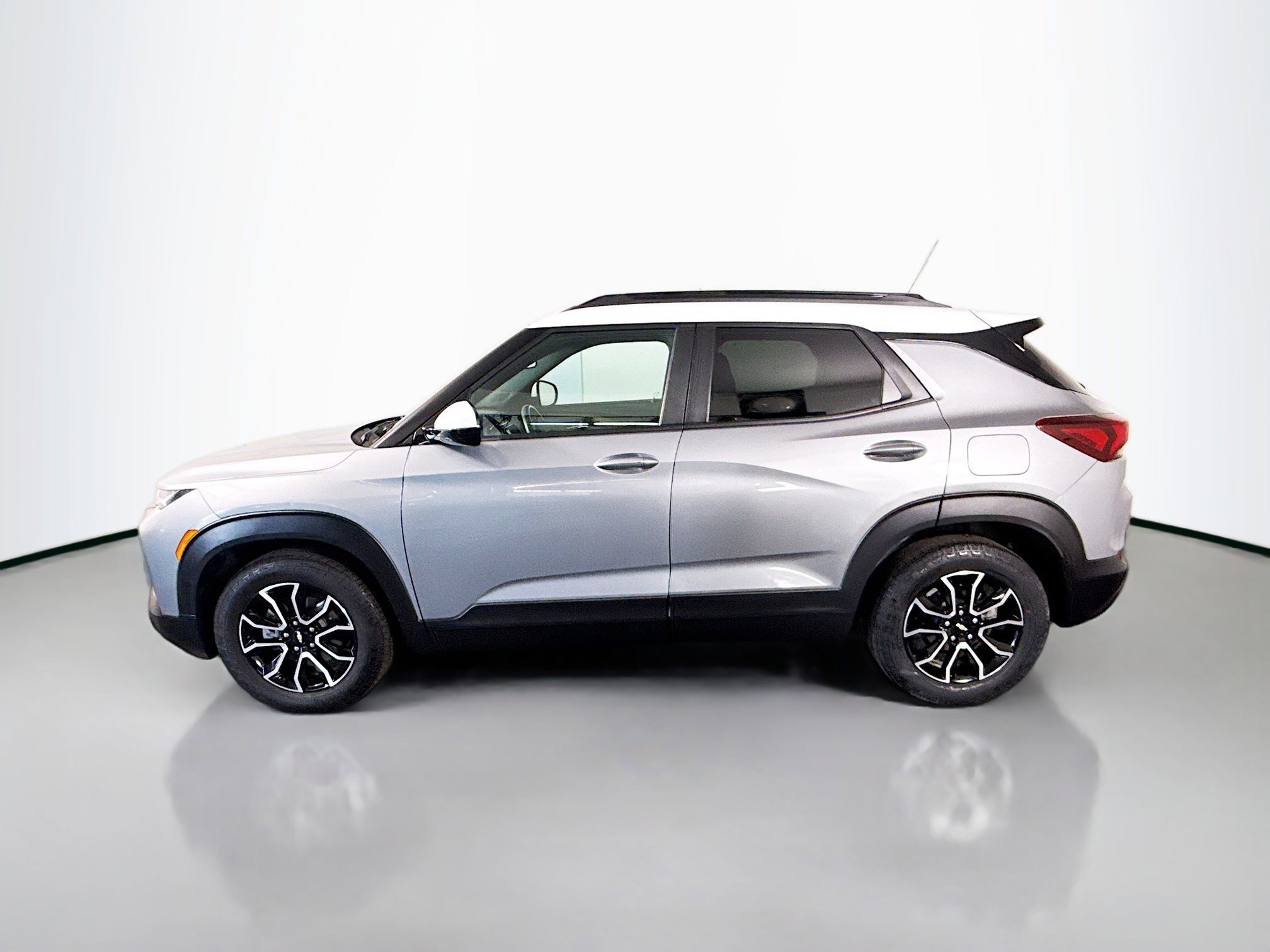 Used 2023 Chevrolet TrailBlazer ACTIV w/ Sun and Liftgate Package image 6