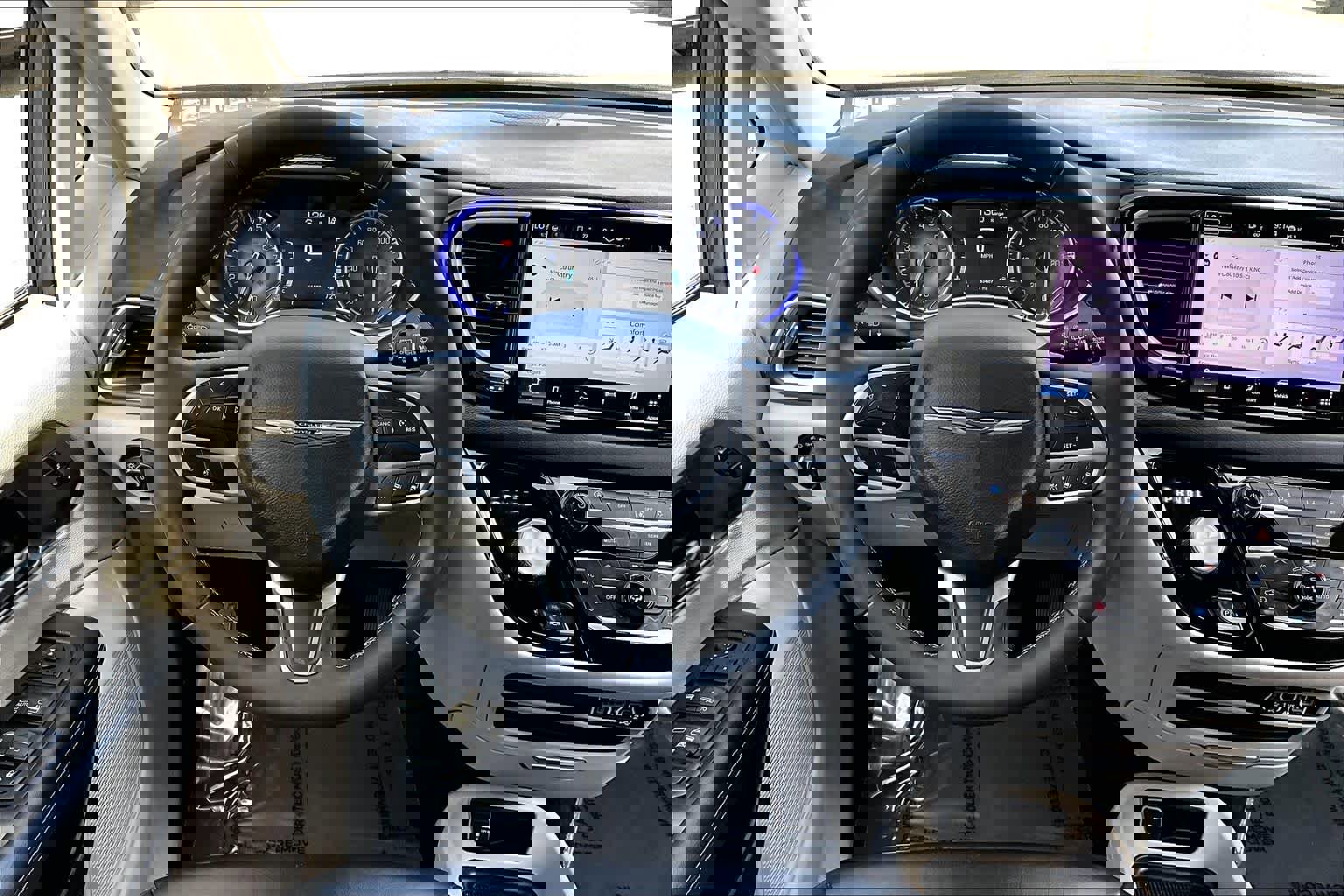 Used 2024 Chrysler Pacifica Touring-L image 5