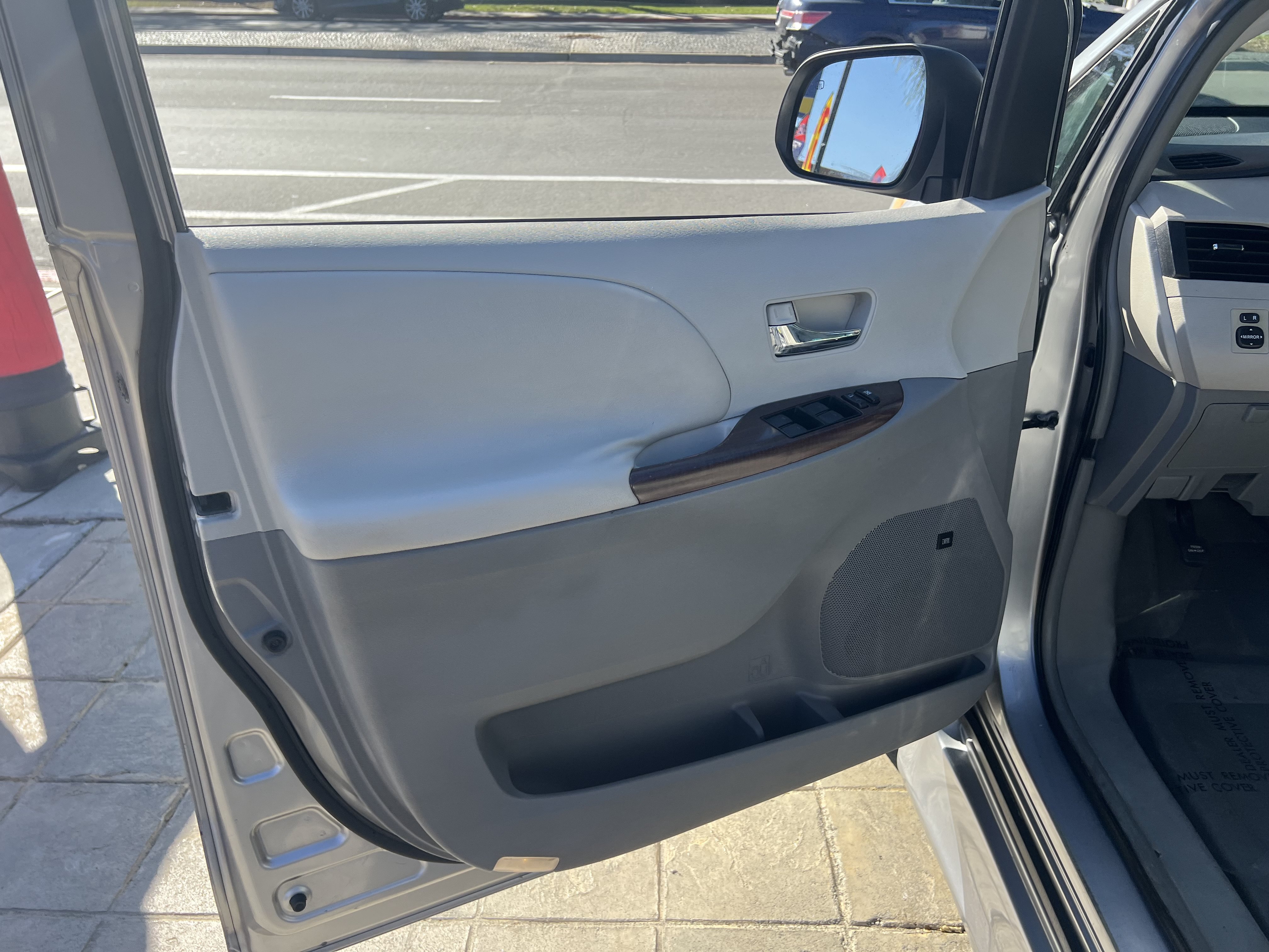 Used 2011 Toyota Sienna XLE FWD image 25