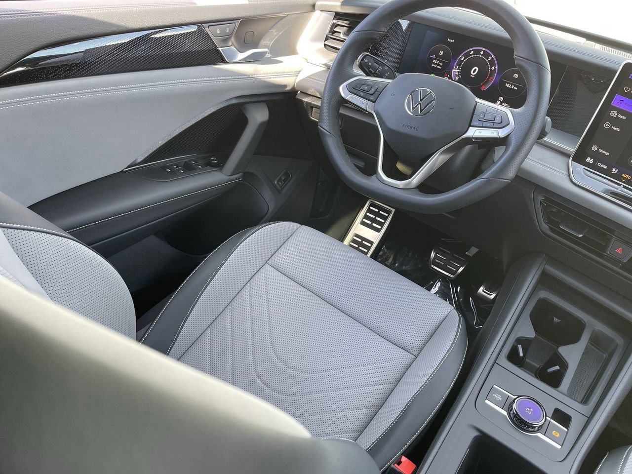 New 2026 Volkswagen Tiguan SE R-Line FWD image 10