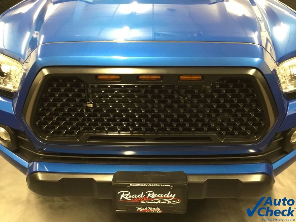 Used 2017 Toyota Tacoma SR5 w/ Tow Package AWD/4WD image 13