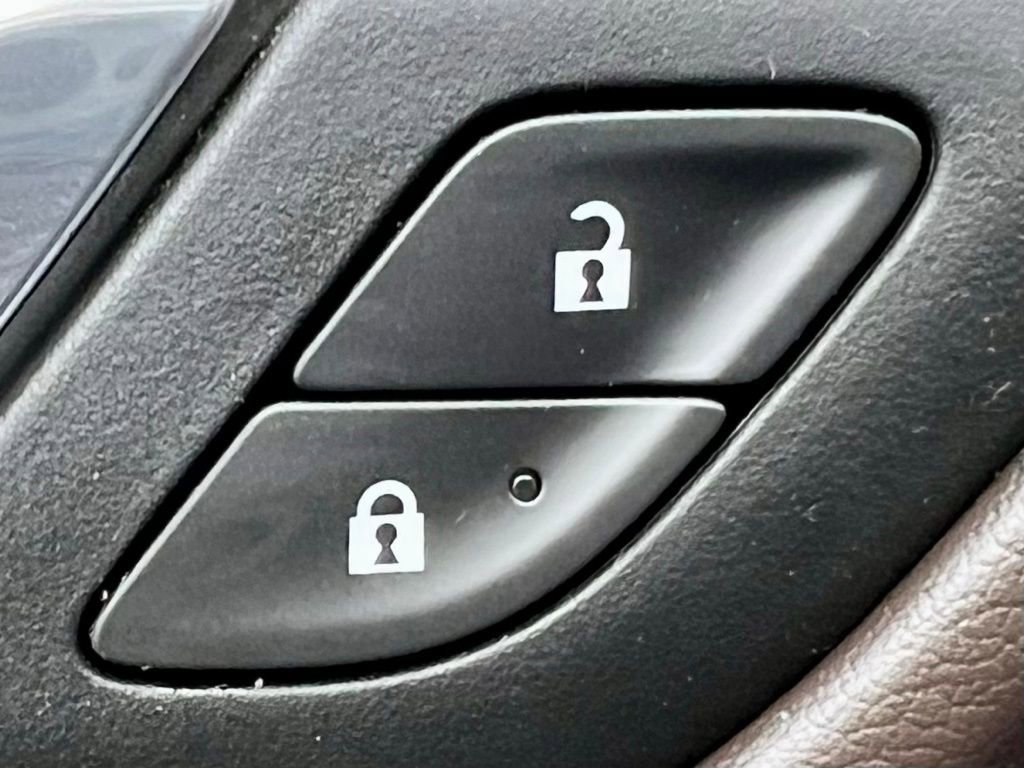 Used 2024 GMC Yukon XL Denali w/ Advanced Technology Package image 32